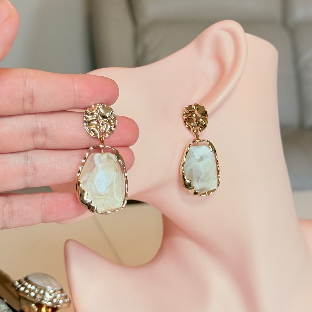 ⚜️ Gold and Créame Stone Drop Earrings - Women's Jewelry - Picture 4 of 8